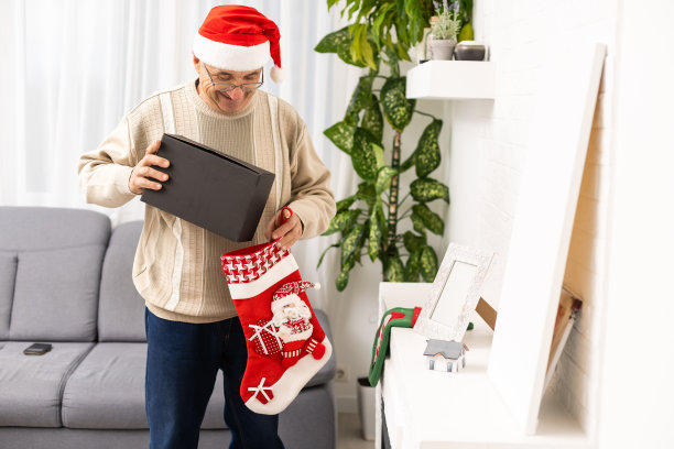 一个人在圣诞派对上，老家伙。图片下载