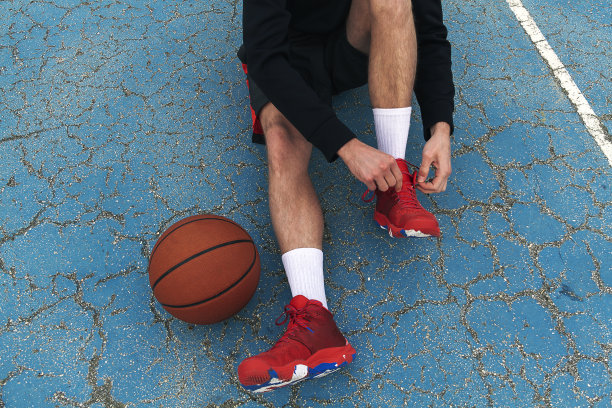 球员系鞋带图片下载