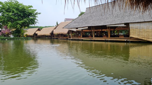 湖上有一座茅草屋顶的竹制建筑图片下载