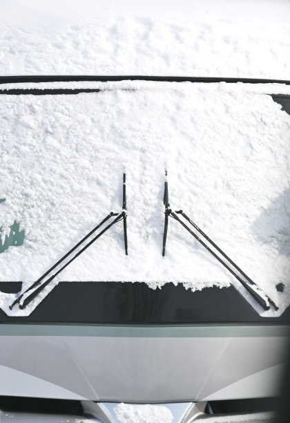 公交车挡风玻璃上的雪图片下载