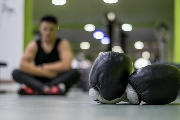 拳击手套和年轻男子休息股票照片图片下载