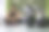 拳击手套和年轻男子休息股票照片图片下载