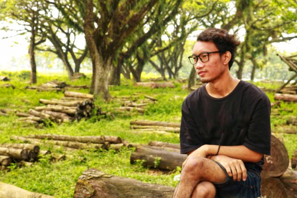 年轻人的特写肖像图片下载