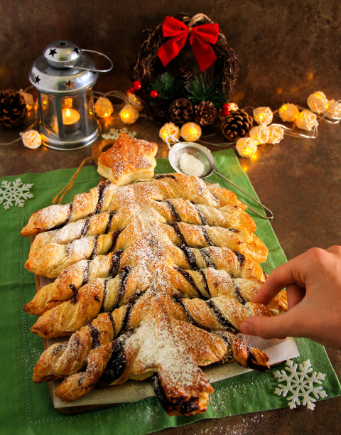 填充泡芙糕点圣诞树图片下载