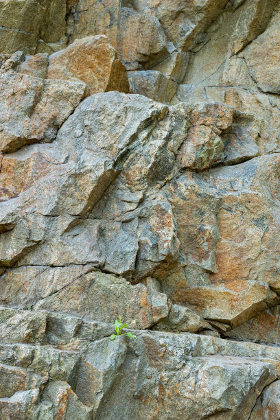 爆炸后对山上岩石的破坏。花岗岩中由于人类活动而产生的裂缝。环境问题的概念图片下载