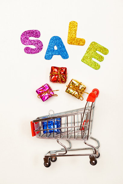 圣诞节销售。白色背景的超市礼品篮。概念图片下载