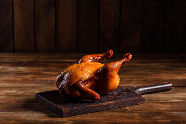 美味的新鲜烤火鸡配上香料和香草，适合家庭节日餐桌图片下载