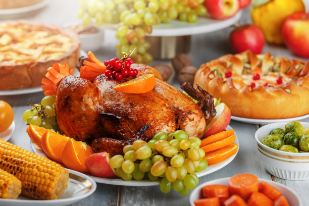 节日餐桌上的传统菜肴。烤鸡或火鸡。图片下载