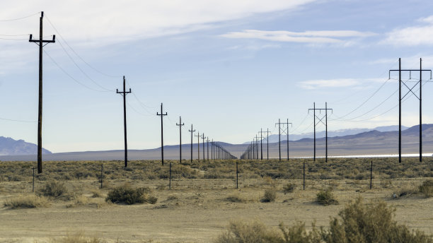 在内华达州的沙漠里，电线杆排成一行，视野逐渐缩小图片下载