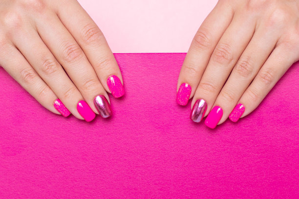 女性手与节日指甲图片下载