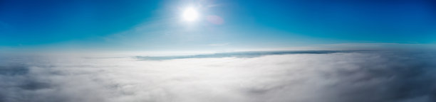 云层之上的天空全景。晴空万里，阳光明媚，乌云密布。图片下载