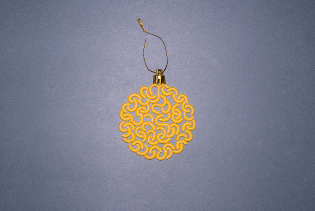 圣诞树上装饰成球状的意大利面，背景为蓝色的纸，俯视图。概念上的照片。图片下载