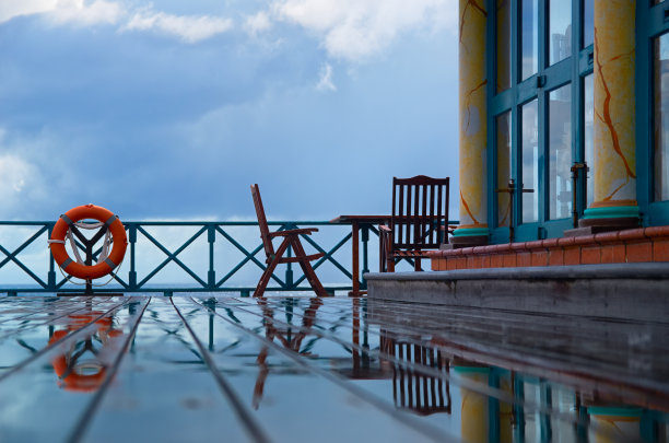 雨后咖啡馆地板上的未加工木板图片下载