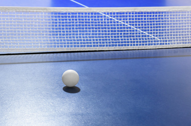 乒乓球以网前为运动背景图片下载