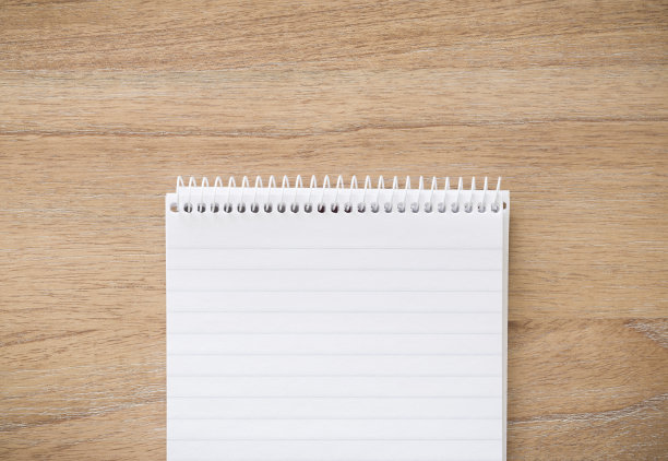 打开笔记本，平躺在书桌上图片下载