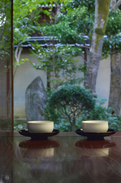 日本传统房间里桌上的几杯绿茶图片下载