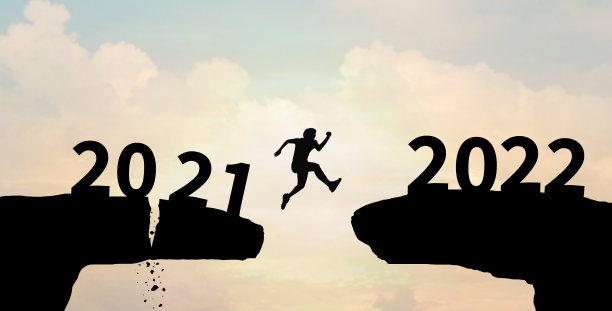 男人剪影从2021年到2022年跳崖云天背景。2022年新年快乐。开始、挑战、目标概念。图片下载