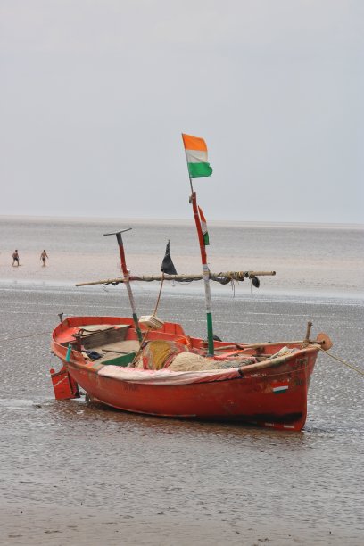 印度洋上悬挂印度国旗的船只图片下载