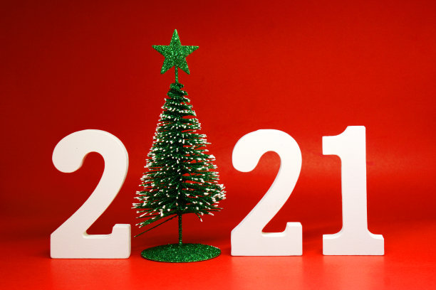 2021年与圣诞树或圣诞树在红色背景-年底2021和开始新的一年2022年-倒计时庆祝红色概念-模型派对图片下载