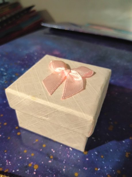 一个礼品盒，里面装着我们想送给我们爱的人的礼物图片下载