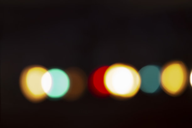 在黑色背景上的多色散景点的条纹。图片下载