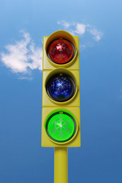 蓝色的天空上有圣诞球的交通灯。3 d演示。图片下载