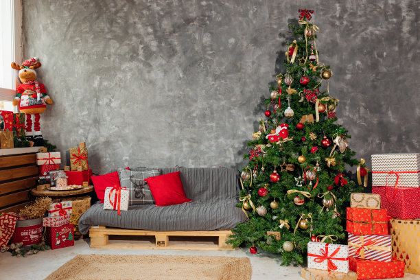 松树上的圣诞装饰，生活方式，圣诞节的节日背景。金色和红色的小玩意挂在树上装饰用，照片图片下载