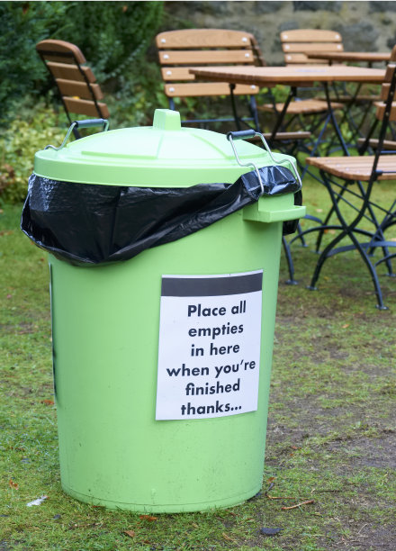 室外咖啡厅设有绿色垃圾桶，可收集垃圾，保持清洁图片下载
