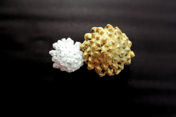 两个黑色背景上的白色和金色圆锥，图片下载