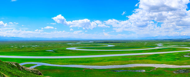 中国新疆巴音布鲁克草原自然风光。全景。图片下载