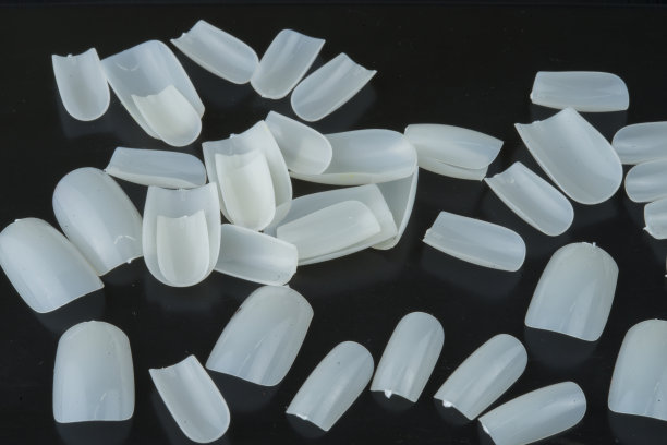 空白白色人工指甲形状类型模型设置在白色的背景清楚女性美甲不同类型。自然修正形式。图片下载