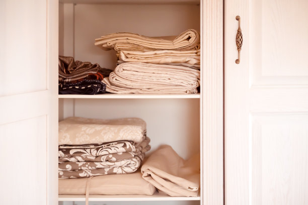 复古风格的白色木柜。图片下载