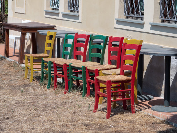 一组木制和彩色椅子并排在户外和填充图片下载