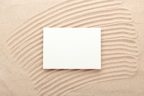 在沙背景上的空白卡片模型。画在沙滩上的线。前视图。最小的设计图片下载