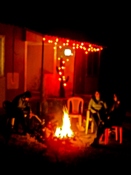 晚上露营的人围坐在篝火旁图片下载