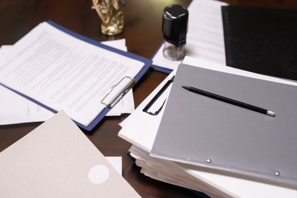 在文件夹和剪贴板中堆积的法律文件图片下载