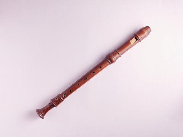 木制巴洛克录音机孤立在光的背景图片下载