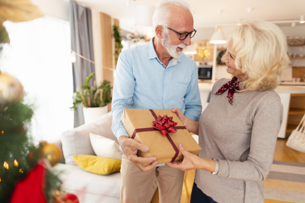老夫妇交换圣诞礼物图片下载
