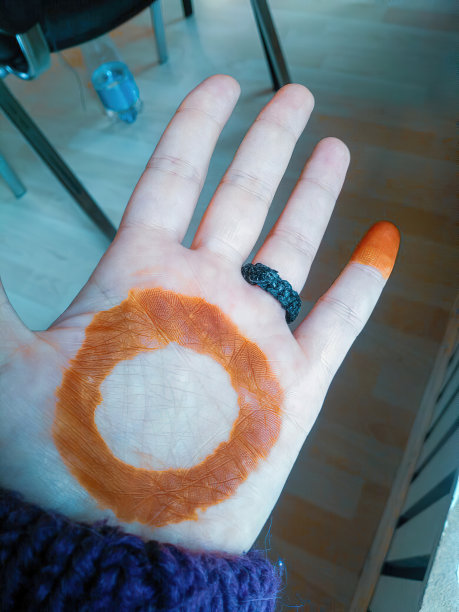 一位年轻女子用指甲花染料圈手特写图片下载