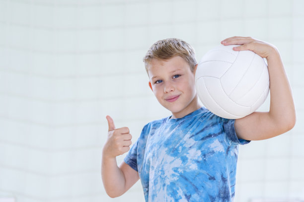 一名学生在体育课上打排球。水平教育海报，贺卡，标题，网站。大流行期间安全返校的概念图片下载