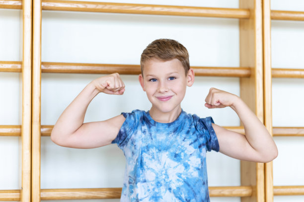 孩子在体育课在学校体育馆。横向教育海报，贺卡，标题，网站。大流行期间安全返校的概念图片下载