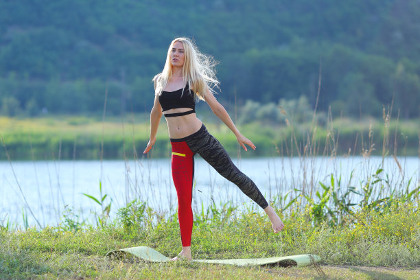 年轻美丽的女子下蹲显示结果压在腹部锻炼训练穿着上衣图片下载