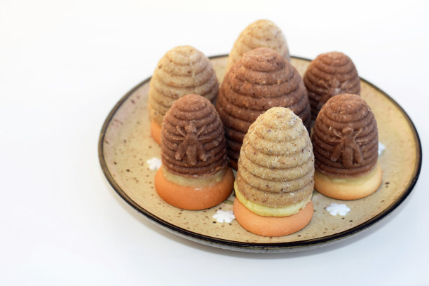 黄蜂巢(蜂箱)两种颜色的饼干——带坚果的淡饼干，带可可的深色饼干图片下载