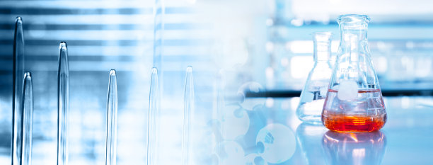 蓝色化学学校实验室横幅背景下的科学玻璃烧瓶中的橙色溶液图片下载
