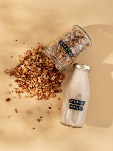 格兰诺拉麦片和纯素牛奶加黄色bg。俯视图图片下载