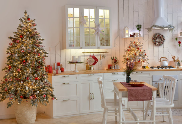 浅白色的圣诞厨房内部，红色装饰元素在斯堪的纳维亚风格。圣诞装饰品。早餐图片下载