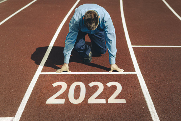 2022年新年快乐。在新的一年里创业或事业的概念。商人准备竞选。2022年开始创业图片下载
