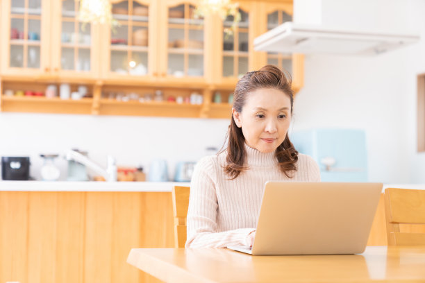 使用笔记本电脑的老年女性图片下载