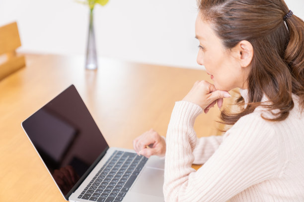 使用笔记本电脑的老年女性图片下载