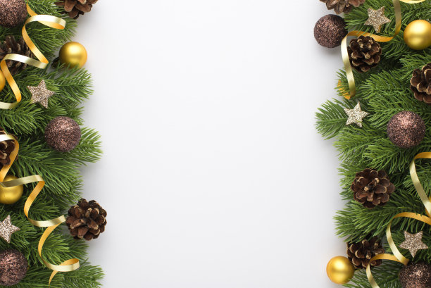 顶部视图的照片金色和发光的棕色圣诞树球松果小星星和松枝上的蛇纹石在孤立的白色背景与copyspace图片下载